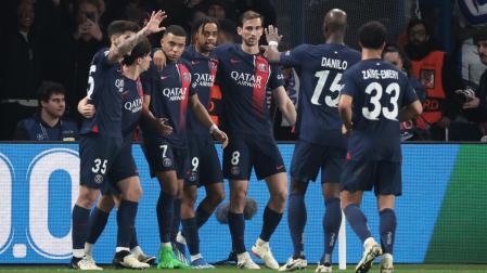 Los jugadores del PSN celebran el primer tanto obra de Kylian Mbappé./