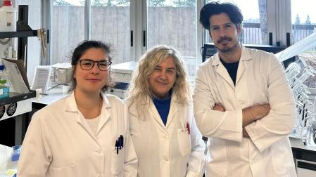 De izquierda a derecha, Sara Lorenzoni, María Blanco y Carlos Rodríguez, investigadores de la Universidad de Navarra que buscan tratamientos menos tóxicos contra el neuroblastoma