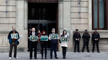 Cinco personas, entre ellas los dos parlamentarios del grupo, han participado en el minuto de silencio convocado por Vox ante la puerta del Parlamento de Navarra en recuerdo de los dos agentes de la Guarda Civil fallecidos en Barbate