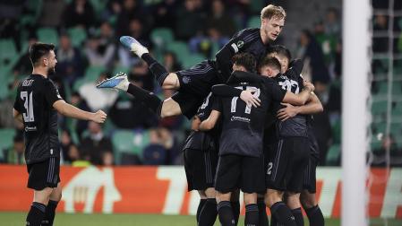 Los jugadores del Dinamo de Zagreb celebran el gol de penalti./(