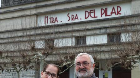 Ana Monserrat, teresiana y Laurentino Díaz, párroco y franciscano, frente al edificio que allberga la parroquia en el grupo Urdánoz de Echavacoiz.
