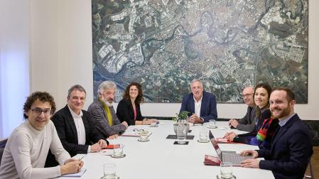 Primera reunión para evaluar el anteproyecto de presupuestos municipales para este año entre miembros del gobierno municipal y concejales del grupo municipal socialista