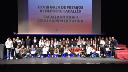 Los galardonados y finalistas, junto con representantes municipales y de clubes deportivos, posaron para una foto de familia al término de la gala