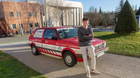 Nicolás Ross Bianco, estudiante de la Universidad de Navarra, con el Golf Mk2 de 1990 con el que compite