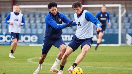 Mojica presiona a Budimir durante el entrenamiento de este viernes en Tajonar./