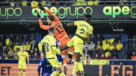 El meta del Villarreal Jorgensen despeja un centro desde la banda.