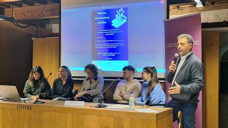 De izda a dcha: Susana Heredia y Sonia Ledesma (del colectivo ‘Adolescentes libres de móvil Navarra’), la psicóloga Lourdes Aramburu, los adolescentes David, Naroa y el psicólogo clínico especializado en tecnologías José Ramón Ubieto, durante la jornada organizada por el Colegio de Psicología de Navarra en Pamplona