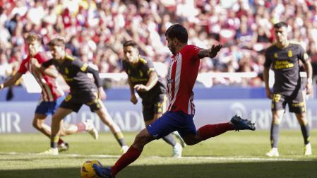 El delantero argentino del Atlético de Madrid Ángel Correa marca de penalti el cuarto gol del equipo durante el partido correspondiente a la jornada 25 de LaLiga disputado entre el Atlético de Madrid y Las Palmas, este sábado en el estadio Civitas Metropolitano
