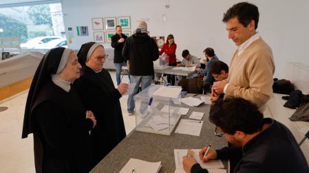 Dos monjas ejercen su derecho al voto en un colegio electoral en Santiago de Compostela al comienzo de la jornada electoral en Galicia