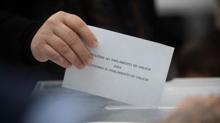 Un votante deposita una papeleta en las urnas en estas elecciones gallegas del 18 de febrero