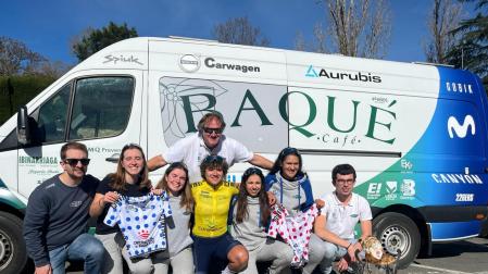 Paula Ostiz, de amarillo y en el centro de la imagen, con sus compañeros y compañeras de equipo del Baqué en Extremadura.