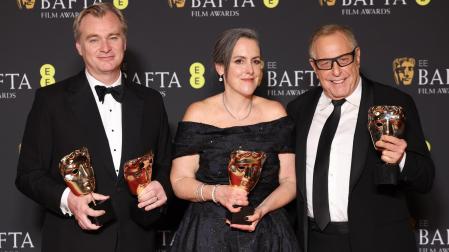 Christopher Nolan, Emma Thomas y Charles Roven, con los premios al mejor director y mejor película por 'Oppenheimer' en los Bafta