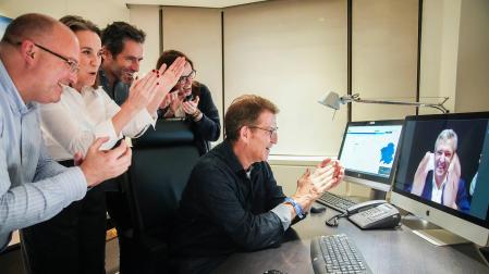 El presidente del PP Alberto Núñez Feijóo mantiene una vídeoconferencia con el ganador de las elecciones gallegas por el Partido Popular Alfonso Rueda tras el escrutinio de los resultados electorales, este domingo en Madrid