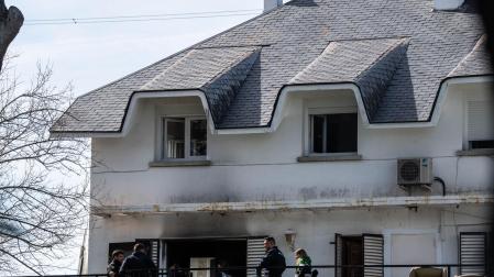 Varios agentes de la Policía Nacional, en la Residencia Juan XXIII de Aravaca donde se produjo el incendio