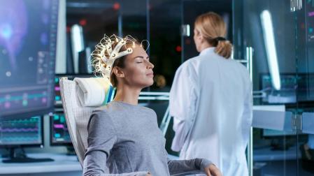 Telepathy lleva una batería que se recarga externamente y dispone de 1 024 electrodos, distribuidos en 64 hilos, que transmiten las medidas de la actividad cerebral de forma inalámbrica