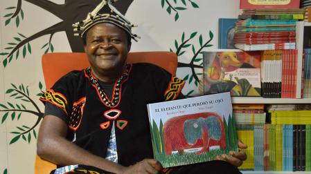 El narrador Boniface Ofogo presenta hoy en la librería Chundarata su último álbum infantil ilustrado, ‘El elefante que perdió su ojo’