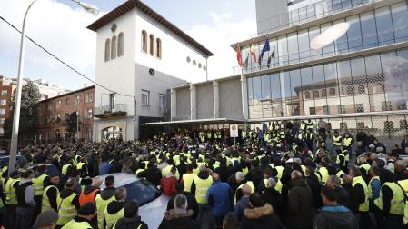 Decena de agricultores agolpados el viernes 16 en las puertas de Desarrollo RUral