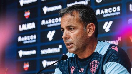 Javier Calleja durante una rueda de prensa con el Levante