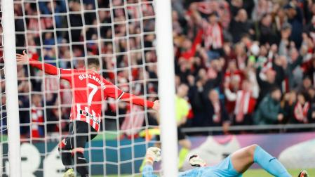 El mediapunta del Athletic Club Álex Berenguer (i) celebra un gol ante el Girona