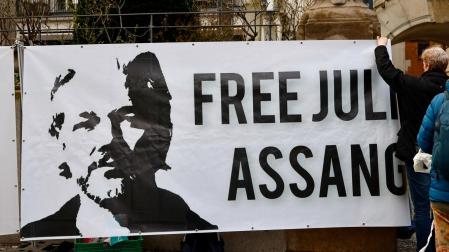 Una pancarta con el retrato de Julian Assange antes del evento Cine por la Paz "Una velada especial con Hillary Clinton - Lo mejor está por venir" durante el 74º Festival Internacional de Cine de Berlín