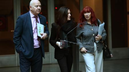 Los dos parlamentarios de Vox, Emilio Jiménez y Maite Nosti (derecha), antes de un pleno del Parlamento.