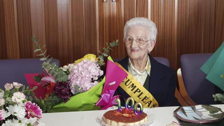 Araceli Hidalgo, con la tarta y regalos recibidos en su 100 cumpleaños