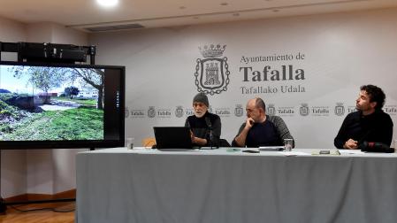 Desde la izda., Mauricio Olite, de Berdesia; el concejal Gontzal Ibarrola y Jon Pascal, guarda forestal de Tafalla, en la presentación ayer del balance 2023 y la hoja de ruta de Berdesia para este año.