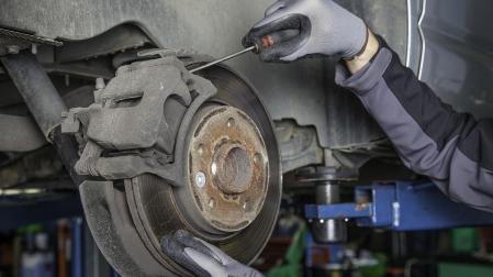 Mecánico del automóvil, una de las ofertas que se publican en la web del Servicio Navarro de Empleo