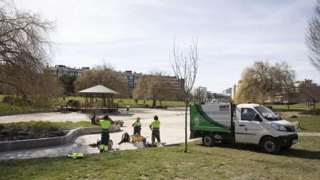 Operarios llevan a cabo labores de limpieza en el parque de Yamaguchi