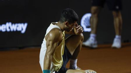 Alcaraz se lamenta, en el suelo, tras sufrir la lesión en el torneo de Río de Janeiro