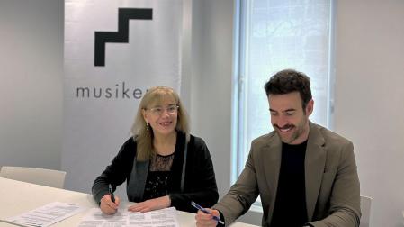 Miren Iñarga, directora general y académica de Musikene, y Rubén Jauquicoa, director gerente de Fundación Baluarte y Orquesta Sinfónica de Navarra, este miércoles durante la firma del convenio