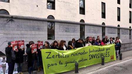 Un momento de la concentración de trabajadoras de los comedores escolares frente al departamento de Educación