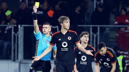 Dean Huijsen recibe una tarjeta amarilla durante un encuentro con la camiseta de la Roma./