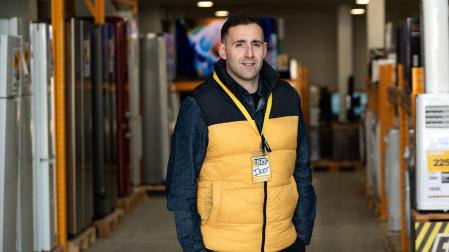 Iker Alzuelta, uno de los responsables de Electro Outlet, en el polígono de Mutilva