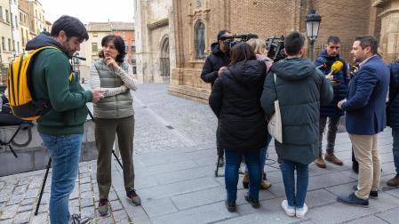 EN LOS DOS EXTREMOS DE LA FOTO La foto que ilustra estas líneas evidencia gráficamente la división entre UPN y la oposición respecto al proyecto de Nilsa de ampliar la planta de tratamiento de fangos en la ciudad. A la izquierda, Eneko Larrarte y Olga Chueca, portavoces de Contigo Tudela y PSN, respectivamente, quienes acababan de ofrecer ayer a los medios de comunicación su valoración sobre ese asunto, dialogan entre ellos mientras el alcalde, Alejandro Toquero (UPN), explica su postura a la prensa tras la reunión celebrada en la Casa Consistorial.