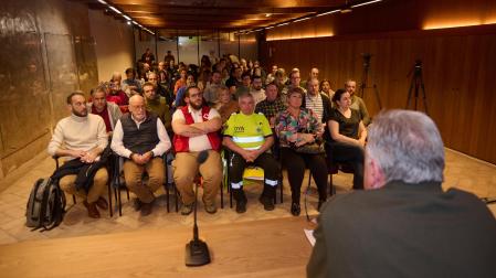El encuentro llenó una de las salas del palacio de Condestable, con muchas caras conocidas vinculadas a los Sanfermines.