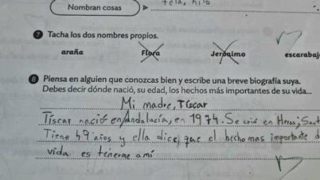 Una madre se emociona con la respuesta de su hija a una pregunta de un examen del colegio
