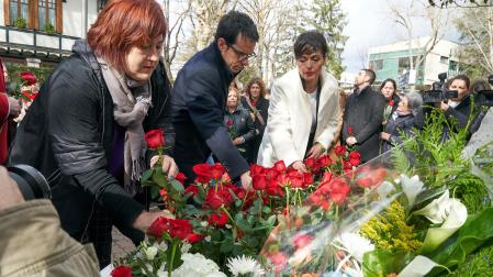 El candidato de EH Bildu a Lehendakari, Pello Otxandiano; y la candidata del EH Bildu a la Alcaldía de Vitoria, Rocío Vitero (d); durante la ofrenda floral en recuerdo del dirigente socialista Fernando Buesa y su escolta Jorge Díez, en Vitoria