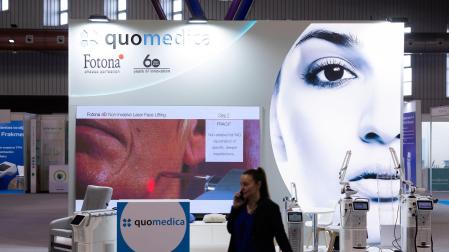 Un expositor en el 39 Congreso Nacional de Medicina Estética que se inaugura este jueves en Málaga en el que se ha presentado el estudio 'Percepción y uso de la Medicina Estética en España 2023' de la Sociedad Española de Medicina Estética (SEME)
