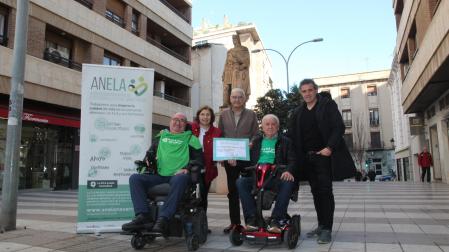 De izda. a dcha., Ángel Álava con su mujer, Ana José Saso; Chus Rodríguez con el cheque que entregó a la asociación; Santiago Sánchez, también de ANELA, y su hijo Santiago.