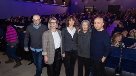 De izquierda a derecha: Julio Mazarico, Icíar Les, Ana Torrent, Petra Martínez y Luis Alegre, a su llegada al Cine Moncayo