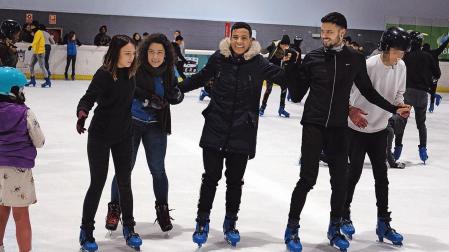Varias personas en la pista de hielo permanente en Huarte. Ahora se estudia su continuidad
