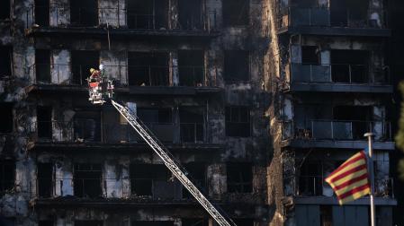 Foto del espectacular incendio en un edificio en Valencia.
