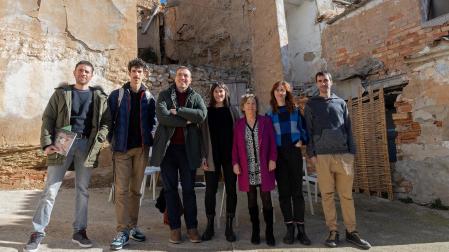 Desde la izda., Javier Roldán y Mikel Muñoz, de Teder; Fernando Urra, del programa Innova; Maddi Berraondo, la alcaldesa Teresa Insausti, Ioar Cabodevilla y Urtzi Arrieta frente a una de las zonas que se habilitará como plaza tras el derribo de dos edificios