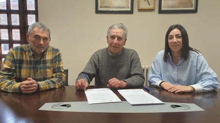 De izquierda a derecha, el concejal José Yanguas, Jesús Sanz Larrea y la edil María Aliaga, en la firma del convenio