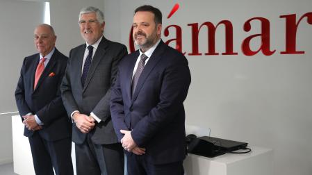 Javier Taberna (presidente Cámara de Comercio), Joao Antonio da Costa (embajador de Portugal) e Iñigo Arruti (Gobierno foral)