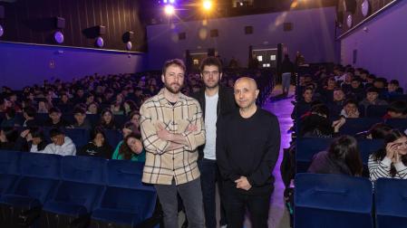 A: BLANCA ALDANONDO
F: 23/02/2024
P:  PEPE LORENTE (ACTOR), JAVIER MACIPE (DIRECTOR) Y LUIS ALEGRE SAZ (DIRECTOR MUESTRA), DELANTE DE LOS JOVENES EN LA SALA DEL MONCAYO
L: TUDELA
T: PRESENTACION DE LA PELICULA "LA ESTRELLA AZUL" DEL DIRECTOR, JAVIER MACIPE.  ANTES JOVENES. 30 EDICION DE LA MUESTRA DE CINE ESPAÑOL.