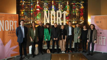 MARIDAJE. De izquierda a derecha, Pablo Ezcurra, director general de Comercio del Gobierno foral, Alicia Nicolás, directora comercial de Diario de Navarra, Benicio Aguerrea, coordinador gerente de la Asociación de Diseño Vasco (EIDE), Belén Galindo, directora de Comunicación del Grupo La Información, Jorge Edwards, presidente del jurado de los premios Nort, Iciar Sauleda, directora de Nort Festival, Raúl Santos, director de marketing de Caja Rural, Ana Juanena, de IGP Espárrago de Navarra, Beatriz Huarte, de Anapeh, y Kuca Oficialdegui, directora de marketing de Gutarra