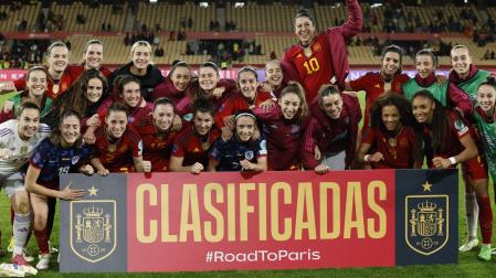 Las jugadoras de España, con Maite Oroz en el centro -Jenni Hermoso, con el brazo en alto, está apoyada sobre ella-, celebran la clasificación