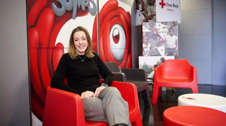 Idoia Urmeneta posa en el ‘Espacio activo’ de Cruz Roja, un área para la atención y actividades de personas mayores y dependientes./